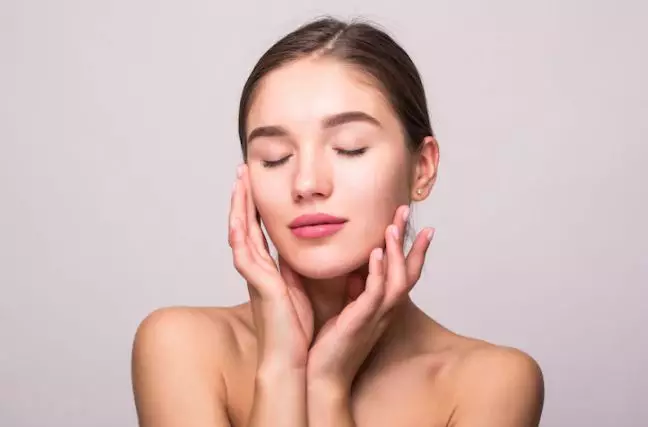 Cara gunakan serum wajah agar hasil optimal freepik.com