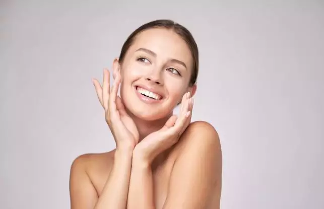 Cara gunakan serum wajah agar hasil optimal freepik.com