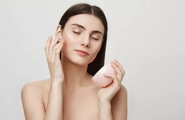 Cara gunakan serum wajah agar hasil optimal freepik.com