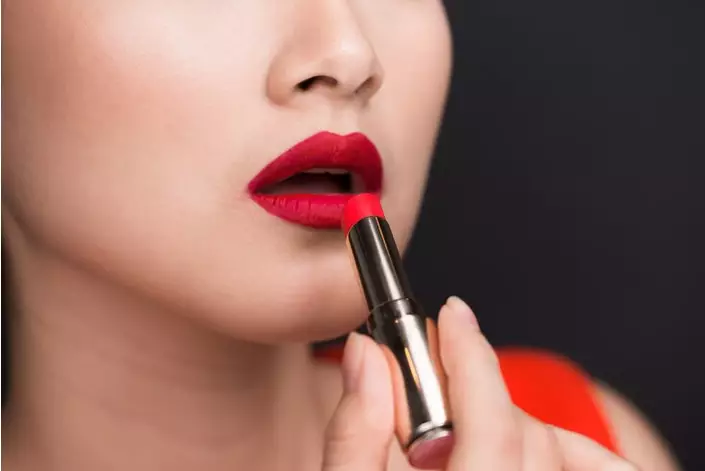 Tips agar lipstik tahan lama di bibir Berbagai sumber