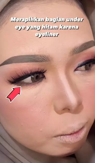 Cara praktis rapikan eyeliner luntur di area bawah mata Instagram Cara praktis rapikan eyeliner luntur di area bawah mata Instagram