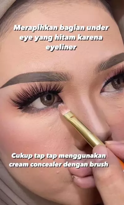 Cara praktis rapikan eyeliner luntur di area bawah mata Instagram Cara praktis rapikan eyeliner luntur di area bawah mata Instagram