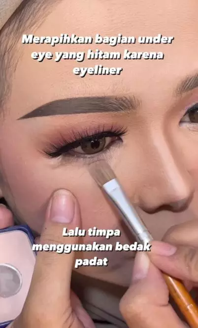 Cara praktis rapikan eyeliner luntur di area bawah mata Instagram Cara praktis rapikan eyeliner luntur di area bawah mata Instagram