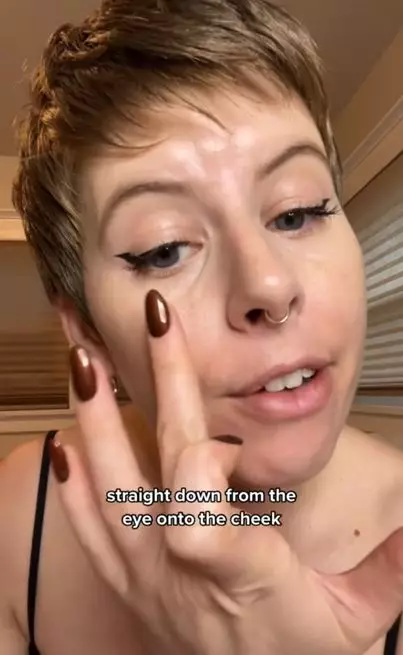 Area pakai highlighter agar wajah glowing natural TikTok