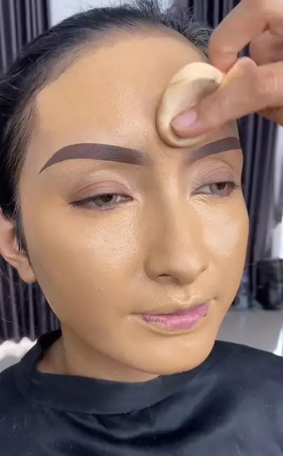 Tips dapatkan riasan antiluntur di area T-zone Instagram