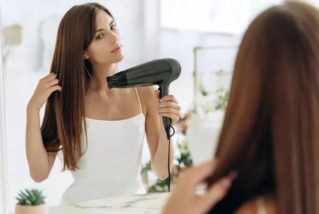 Tips pakai hair dryer agar rambut tidak rusak freepik.com Tips pakai hair dryer agar rambut tidak rusak freepik.com