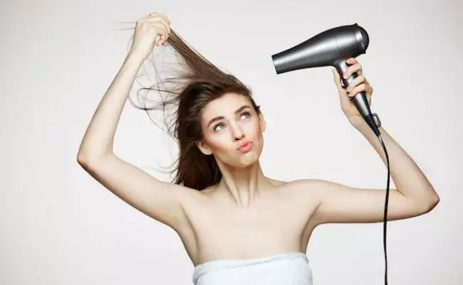 Tips pakai hair dryer agar rambut tidak rusak freepik.com Tips pakai hair dryer agar rambut tidak rusak freepik.com
