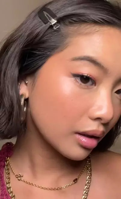 Trik bikin wajah auto glowing dan fresh cuma pakai 2 produk makeup TikTok