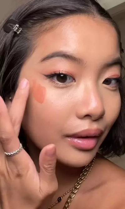 Trik bikin wajah auto glowing dan fresh cuma pakai 2 produk makeup TikTok