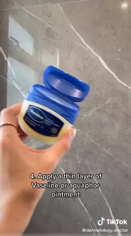 Cara simple merawat wajah dengan teknik slugging Berbagai sumber Cara simple merawat wajah dengan teknik slugging Berbagai sumber