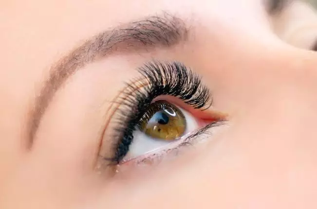 Tips makeup untuk pemilik mata sipit freepik.com