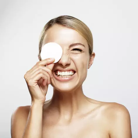 Tips membersihkan riasan mata dengan benar Berbagai sumber Tips membersihkan riasan mata dengan benar Berbagai sumber