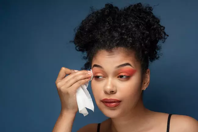 Tips membersihkan riasan mata dengan benar Berbagai sumber Tips membersihkan riasan mata dengan benar Berbagai sumber