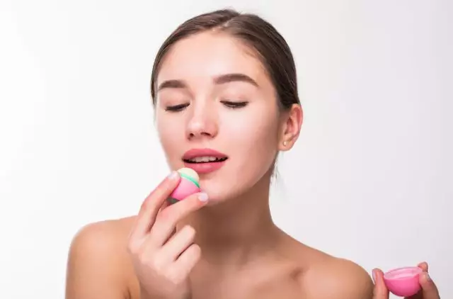 Cara merias bibir agar tampak lebih tebal freepik.com Cara merias bibir agar tampak lebih tebal freepik.com