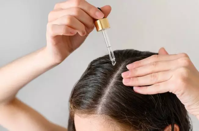 Tips gunakan hair tonic pada rambut rontok freepik.com