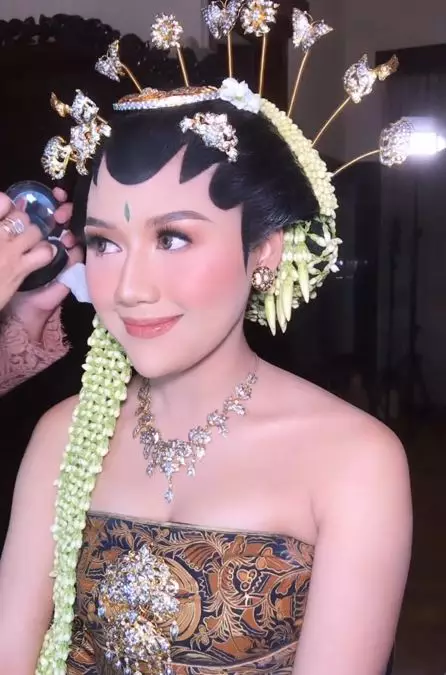 Makeup Artist ini unggah proses makeup Erina Gudono Instagram