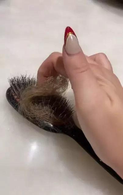 Tips bersihkan sisir yang kotor hanya dengan 2 produk TikTok