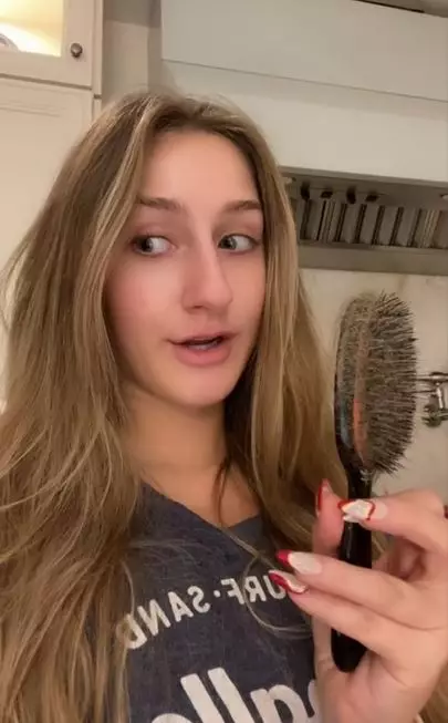 Tips bersihkan sisir yang kotor hanya dengan 2 produk TikTok