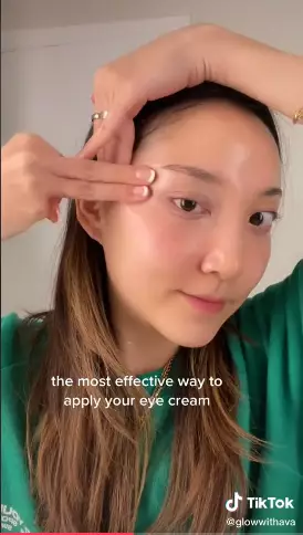  Trik simpel gunakan eye cream Berbagai sumber
