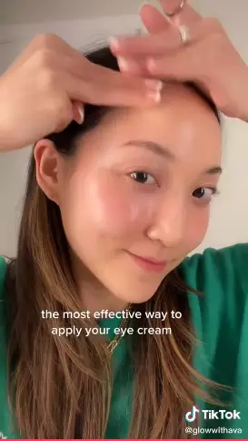  Trik simpel gunakan eye cream Berbagai sumber