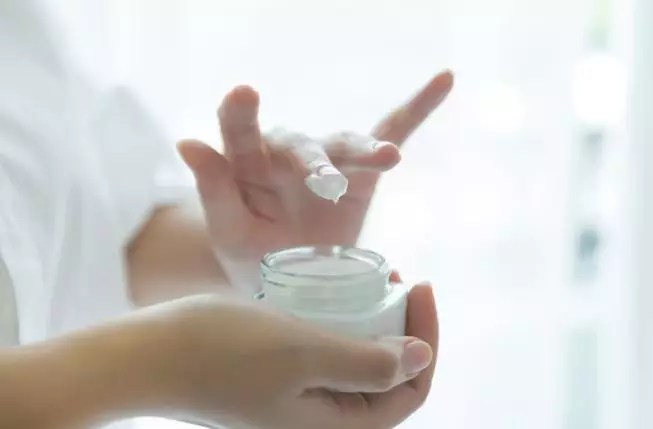 Cara gunakan concealer yang tepat agar hasil optimal freepik.com