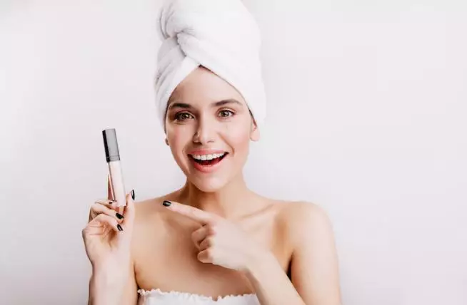 Cara gunakan concealer yang tepat agar hasil optimal freepik.com