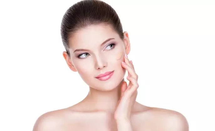 Cara gunakan concealer yang tepat agar hasil optimal freepik.com