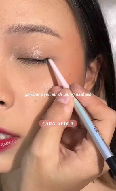 Beauty hack eyeliner hanya pakai jari Instagram Beauty hack eyeliner hanya pakai jari Instagram