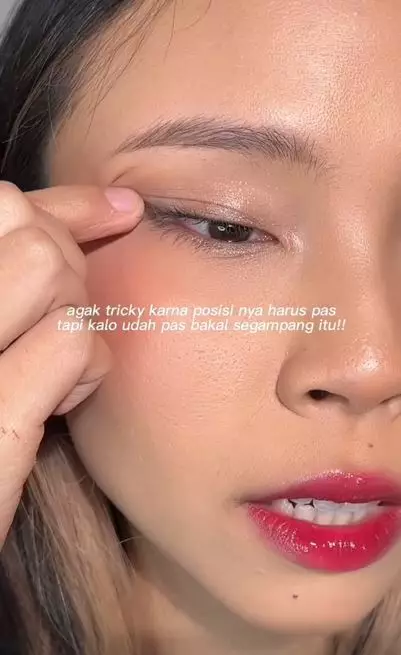 Beauty hack eyeliner hanya pakai jari Instagram Beauty hack eyeliner hanya pakai jari Instagram