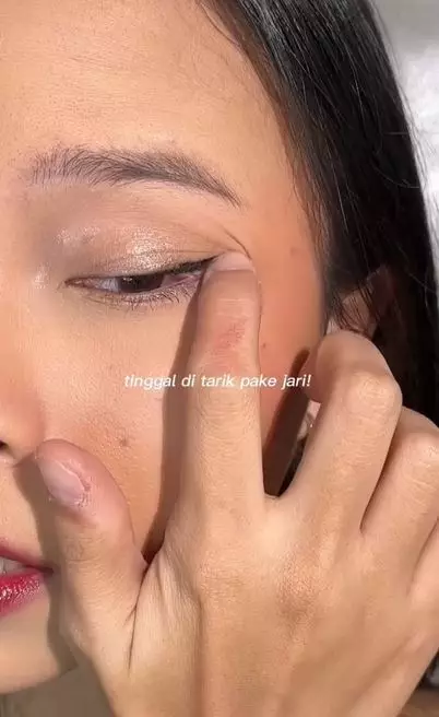 Beauty hack eyeliner hanya pakai jari Instagram Beauty hack eyeliner hanya pakai jari Instagram