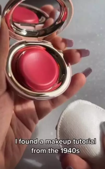 Teknik pengaplikasian blush on di era 90-an Instagram Teknik pengaplikasian blush on di era 90-an Instagram