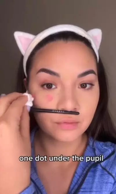 Teknik pengaplikasian blush on di era 90-an Instagram Teknik pengaplikasian blush on di era 90-an Instagram