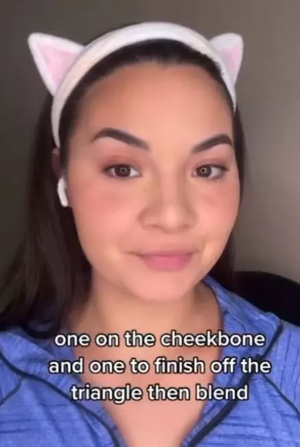 Teknik pengaplikasian blush on di era 90-an Instagram Teknik pengaplikasian blush on di era 90-an Instagram