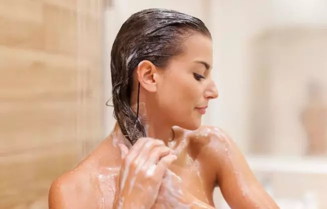 Perawatan rambut ala Marsha Timothy Berbagai sumber