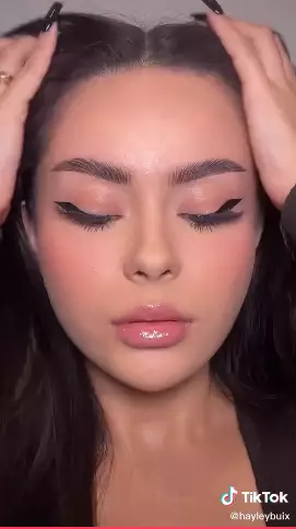 Trik simpel bikin wing eyeliner Berbagai sumber