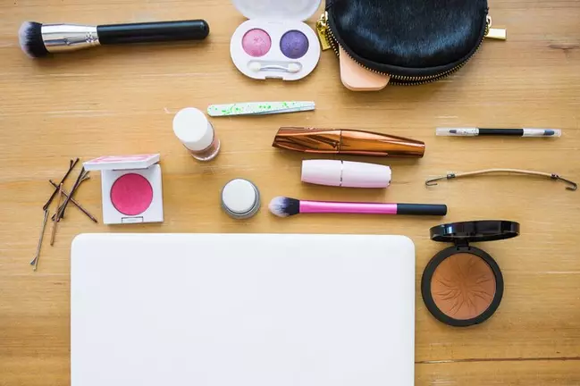 Cara membersihkan alat makeup Freepik.com