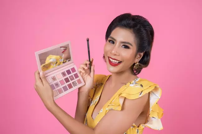 Cara membersihkan alat makeup Freepik.com