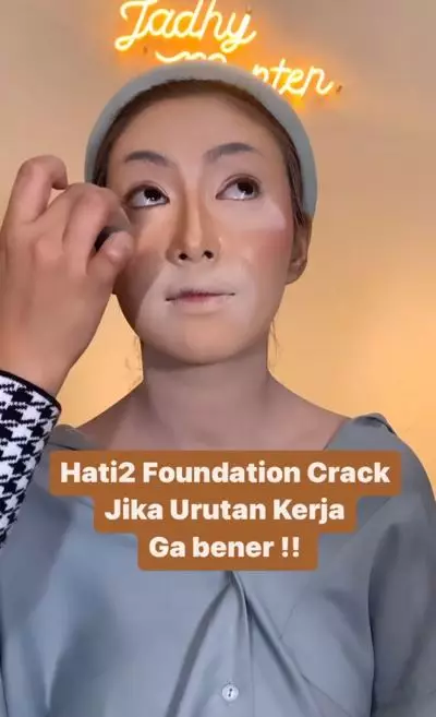 Urutan pemakaian bedak yang tepat, bikin riasan tahan lama Instagram