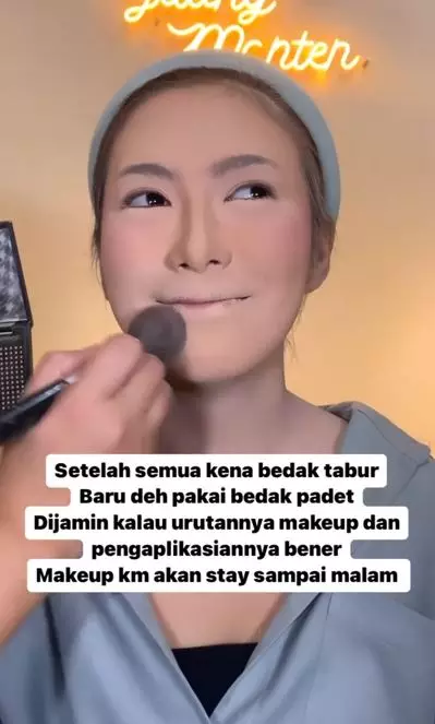 Urutan pemakaian bedak yang tepat, bikin riasan tahan lama Instagram