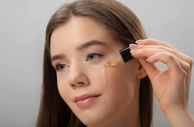 Cara gunakan face oil agar hasil optimal freepik.com