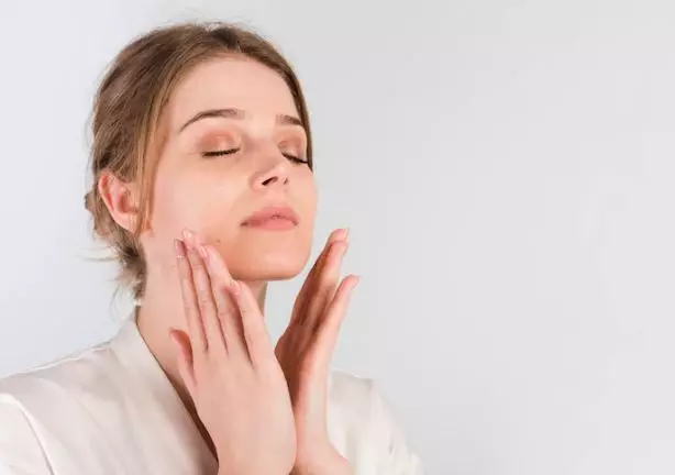 Cara gunakan face oil agar hasil optimal freepik.com