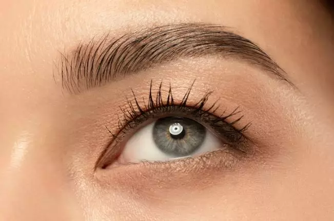 Tips gunakan eyeshadow glitter agar tetap natural dan antimenor freepik.com