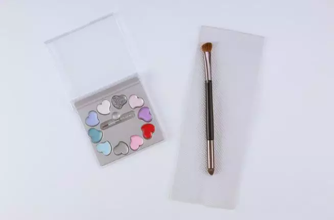 Tips gunakan eyeshadow glitter agar tetap natural dan antimenor freepik.com