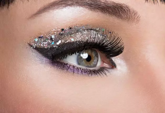 Tips gunakan eyeshadow glitter agar tetap natural dan antimenor freepik.com