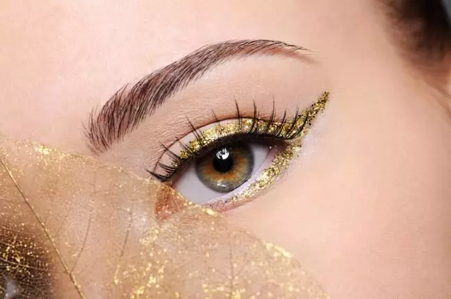 Tips gunakan eyeshadow glitter agar tetap natural dan antimenor freepik.com