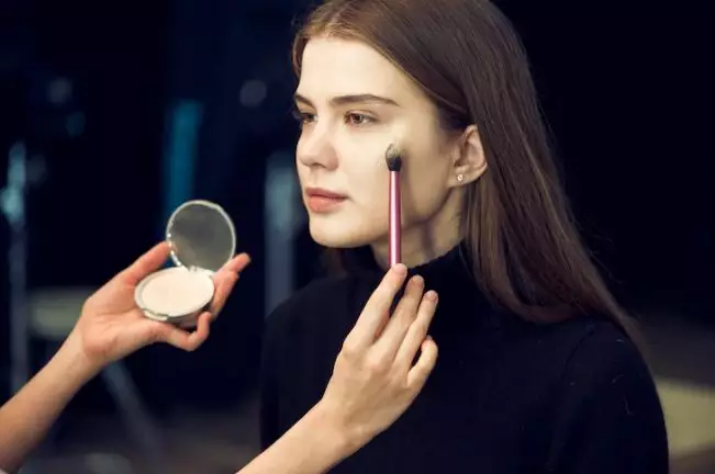 Urutan makeup sehari-hari ala Ersya Aurelia Berbagai sumber