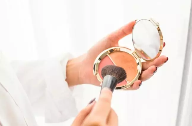 Urutan makeup sehari-hari ala Ersya Aurelia Berbagai sumber