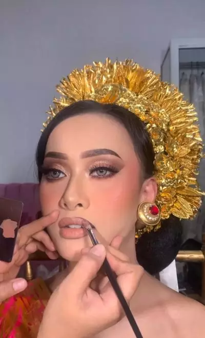 Trik membuat lip liner pakai spidol alis Instagram Trik membuat lip liner pakai spidol alis Instagram