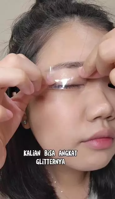 Trik bersihkan eyeshadow glitter pakai selotip Instagram