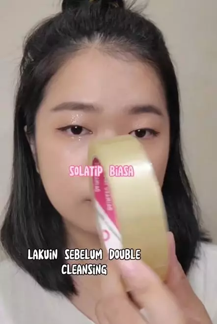 Trik bersihkan eyeshadow glitter pakai selotip Instagram